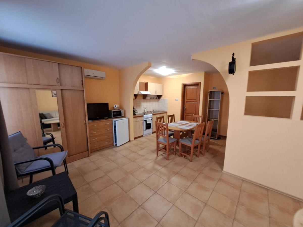 גיולה Rozmaring Apartmanok מראה חיצוני תמונה